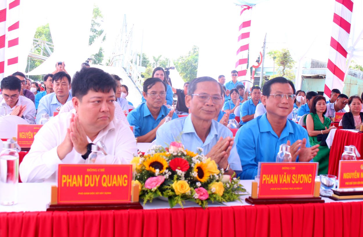 The Provincial Trade Union of An Giang Province implemented the unveiling of the provincial-level project welcoming the 95th anniversary of the Vietnam Trade Union with “The Project to Upgrade Provincial Road 958”. Photo: Lâm Điền