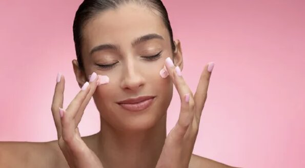 4 bí quyết dưỡng ẩm, giảm nếp nhăn cho vùng da dưới mắt. Ảnh: Theo Boldsky