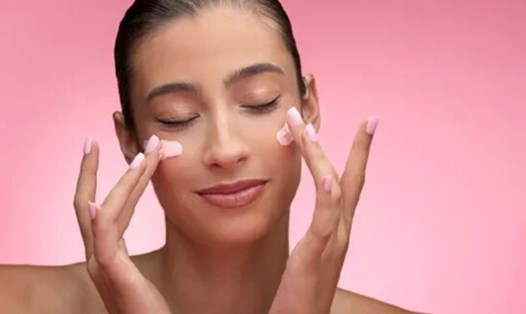 4 bí quyết dưỡng ẩm, giảm nếp nhăn cho vùng da dưới mắt. Ảnh: Theo Boldsky