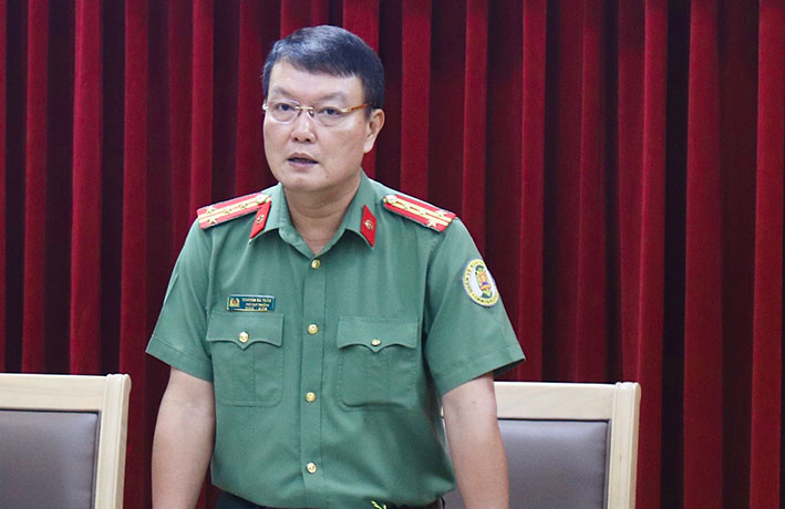 Đại tá Nguyễn Bá Tuấn chia sẻ về công tác cấp hộ chiếu online. Ảnh: Quang Việt