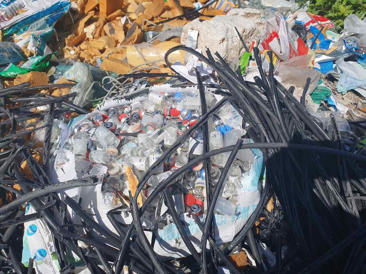 Tình trạng đổ trộm rác thải ở tuyến đê biển qua Hải Phòng. Ảnh: Hoàng Khôi