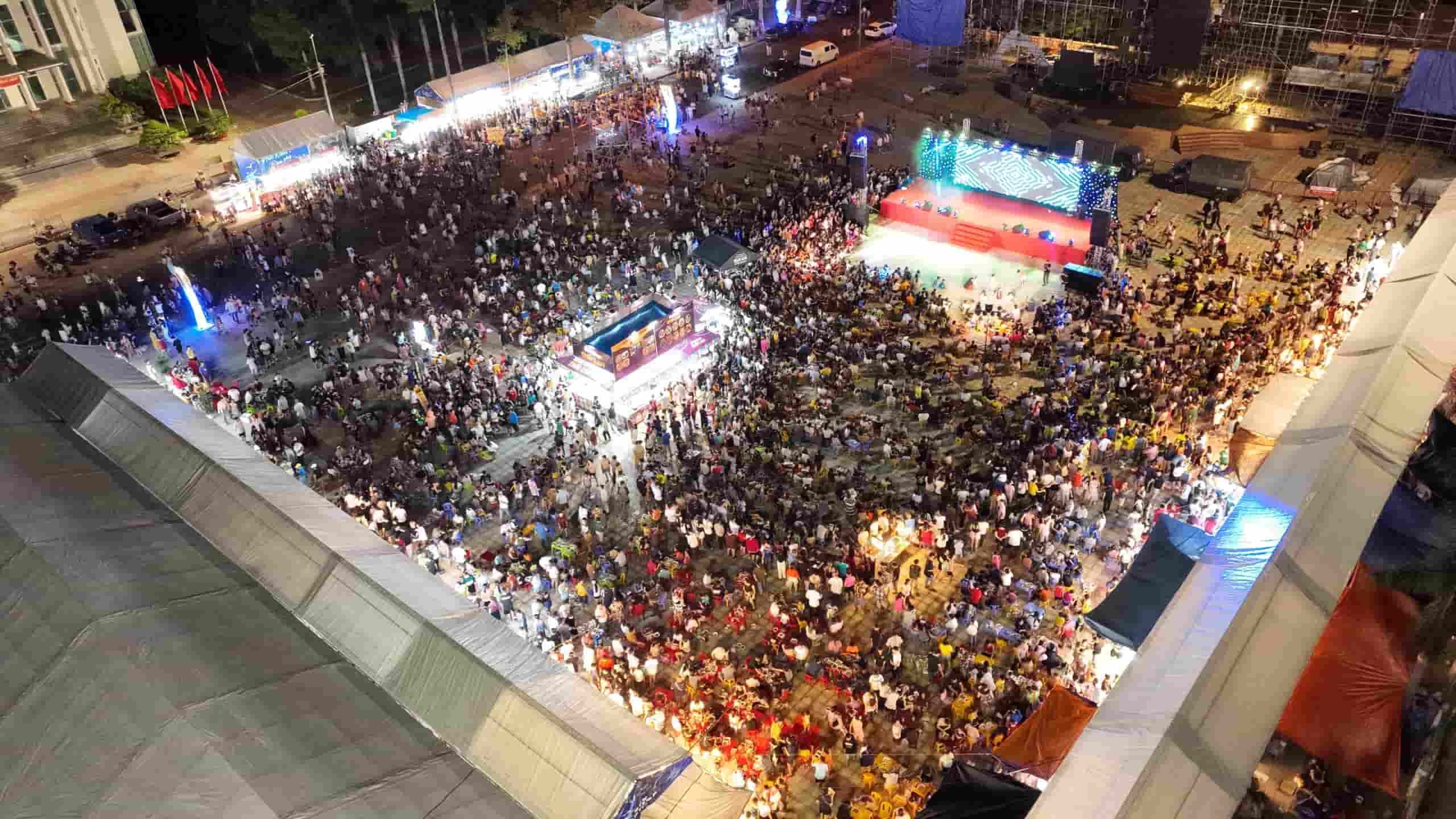 According to the Organizing Committee's statistics, from August 3 to date, there have been approximately 8,000 - 9,000 visitors to the Cam Ranh Lobster Festival. Photo: Hữu Long