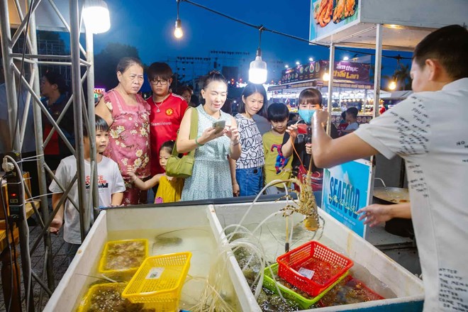 Khám phá cách chế biến tôm hùm tại lễ hội lớn nhất Cam Ranh