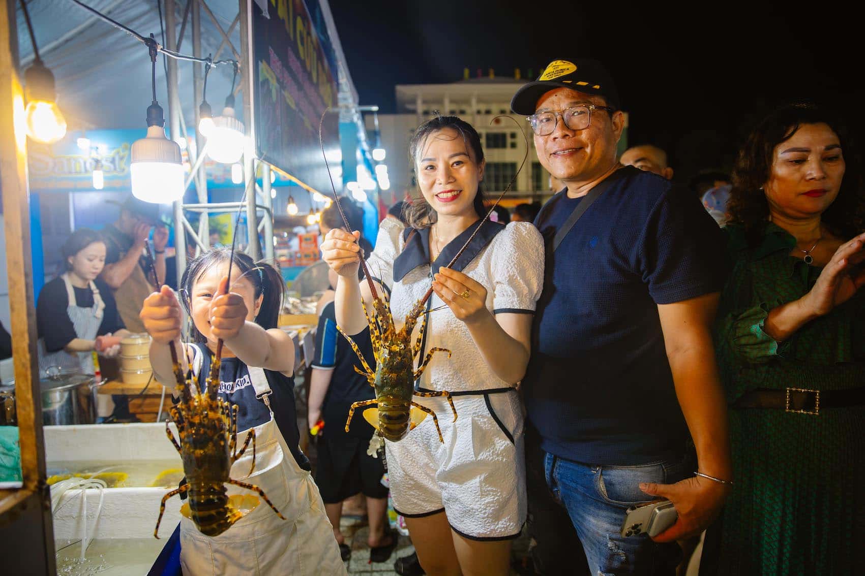 From August 3 to August 11, the 2024 Cam Ranh Lobster Festival with the theme “Vịnh xanh bừng sáng” will take place. On the first day of opening, the food festival at the Cam Ranh Lobster Festival - 2024 welcomed over 6,000 visitors to visit, eat, shop, and entertain. It is expected to be even more crowded in the coming days