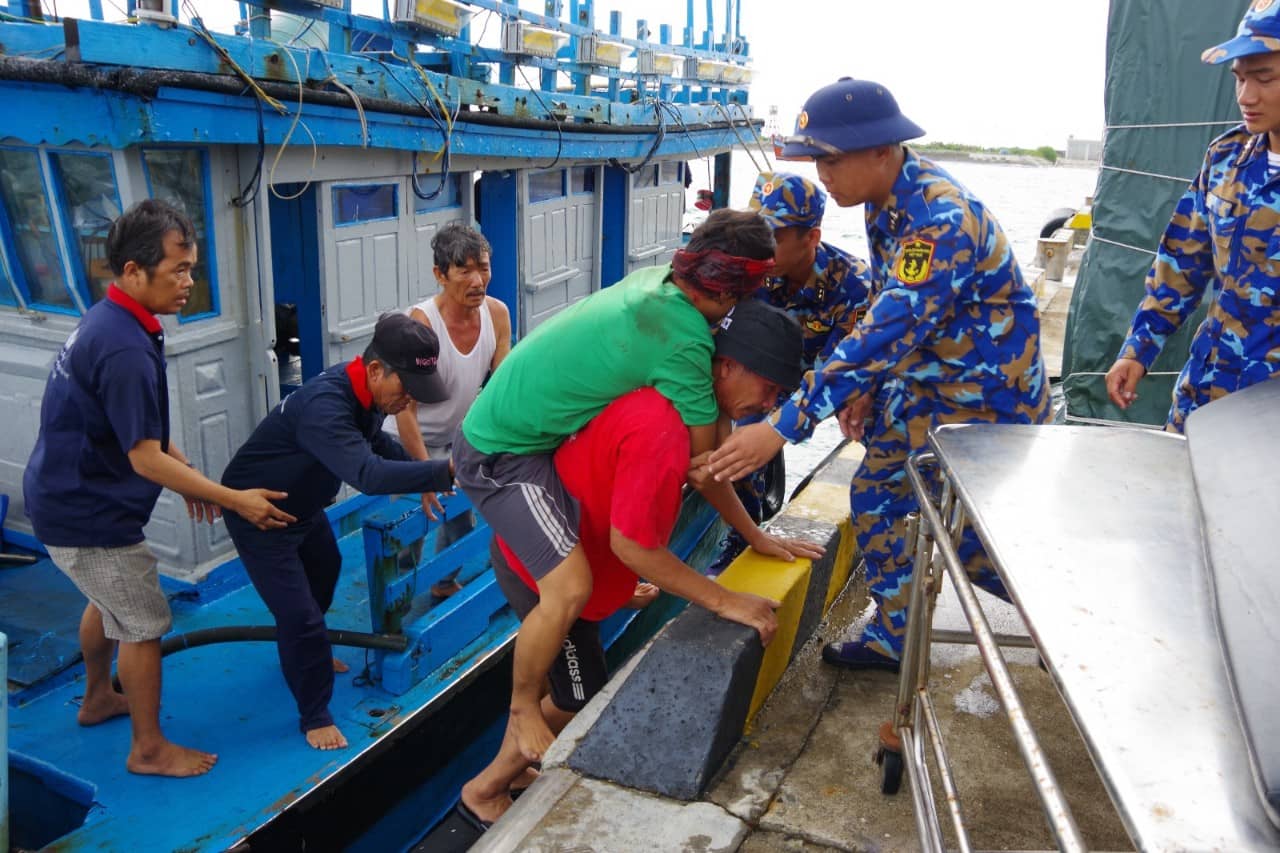 Ngư dân Mai Anh Tuấn là thuyền viên trên tàu cá BĐ 95653TS bị vợt sắt đánh vào đầu. Ảnh: Hoàng Văn Thảo