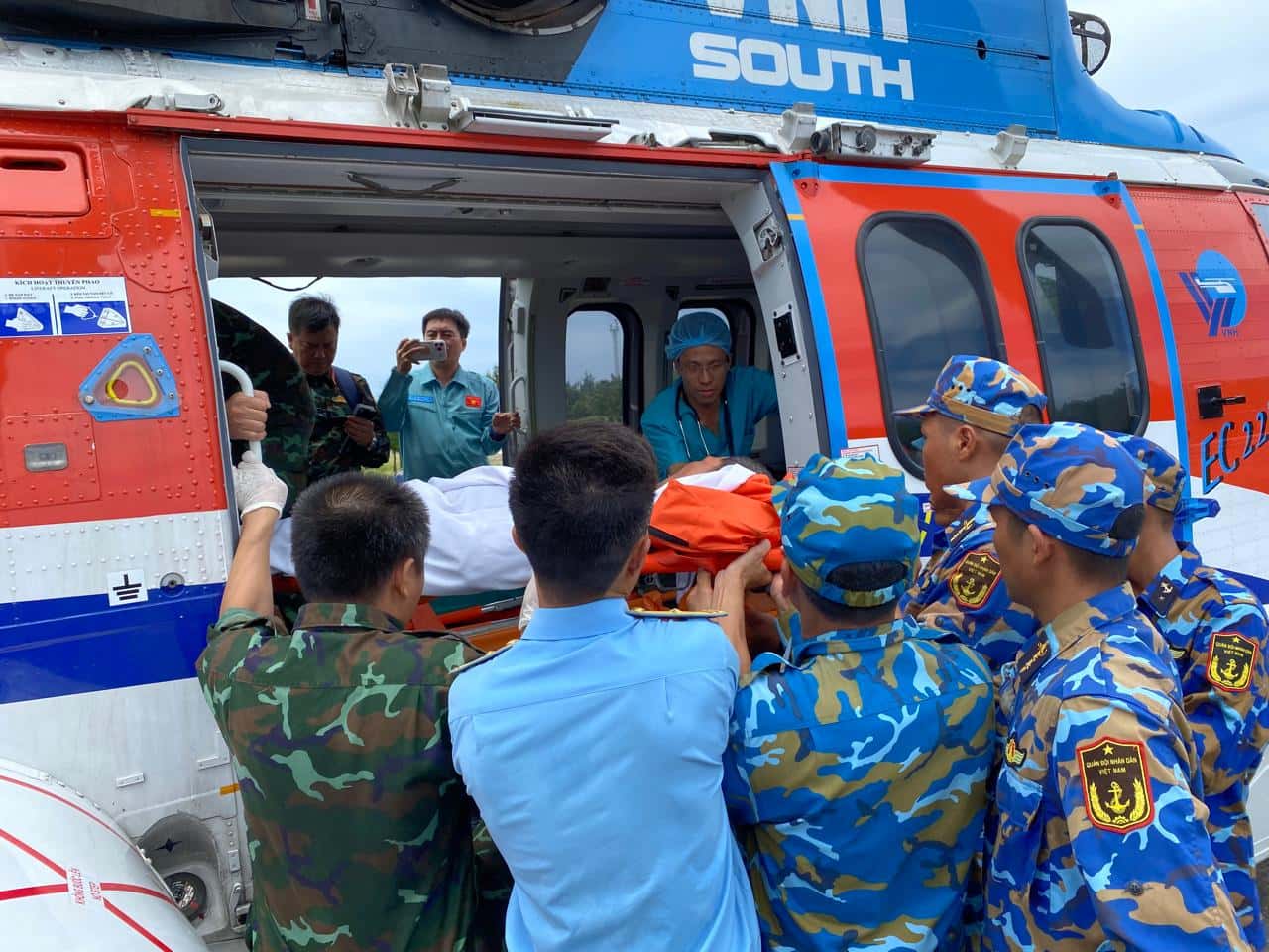 Máy bay của Binh đoàn 18 vừa hạ cánh xuống đảo Trường Sa để đưa ngư dân gặp nạn vào bờ điều trị. Ảnh: Hoàng Văn Thảo

