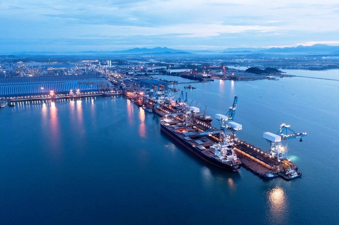 Hệ thống cảng biển tại Khu kinh tế Dung Quất nếu được đầu tư xây dựng bài bản sẽ có lợi thế rất lớn cho việc phát triển công nghiệp của Quảng Ngãi. Ảnh: Viên Nguyễn