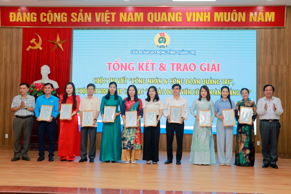 The authors who won the prize were awarded certificates. Photo: Hưng Thơ.