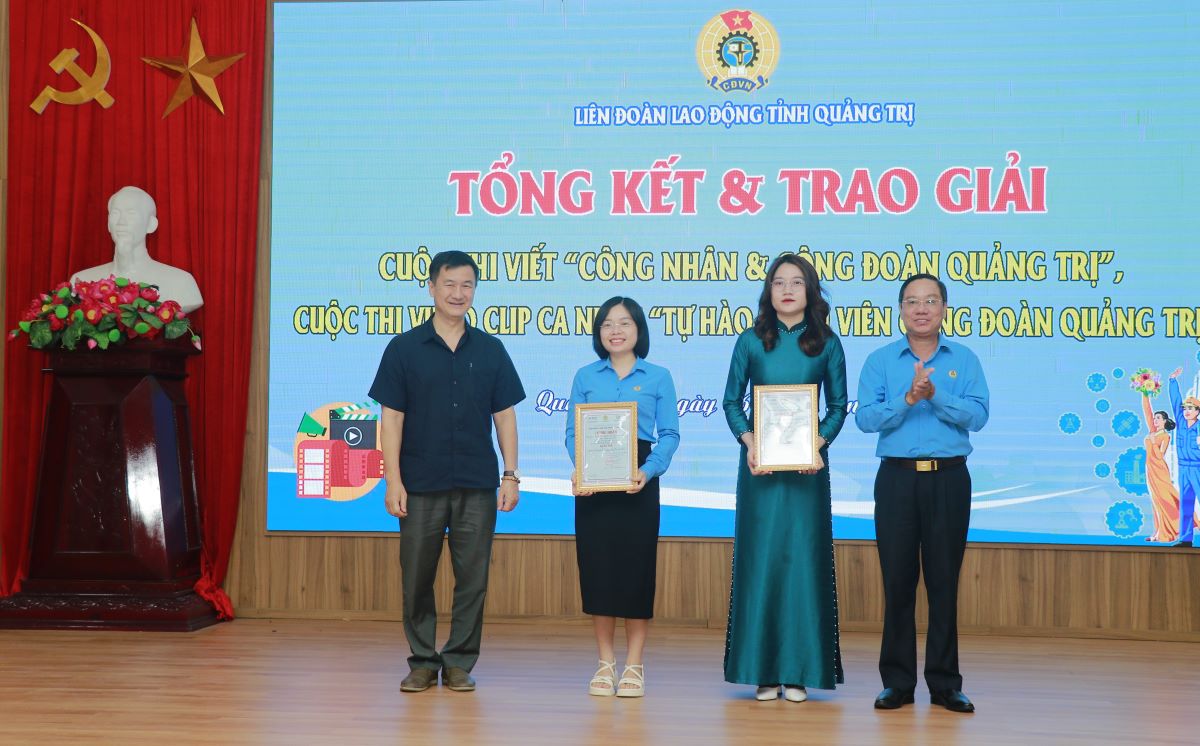 The organizing committee awarded the first prize to 2 winning works of the writing contest “Workers and Trade Union Quảng Trị”. Photo: Hưng Thơ.