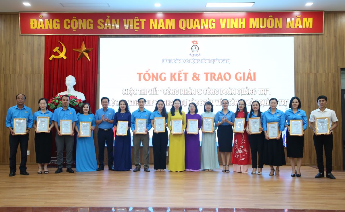 Awarding prizes to authors who won the video clip music contest. Photo: Hưng Thơ.