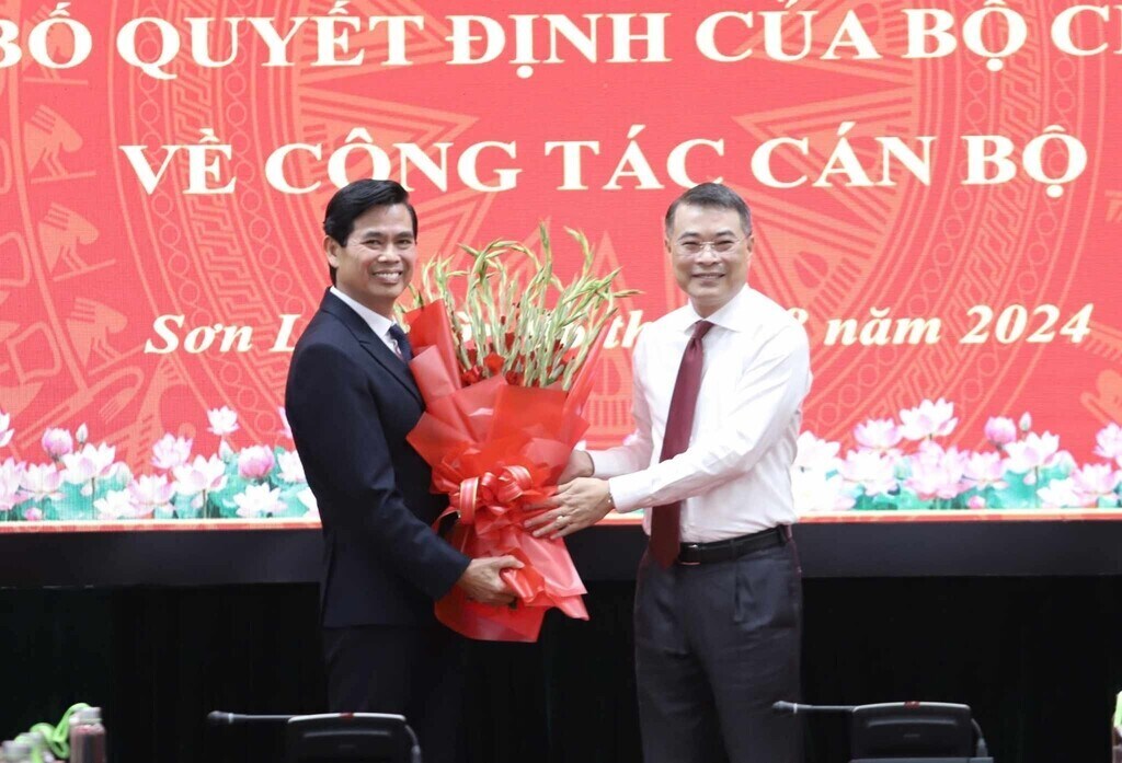 Tân Bí thư Tỉnh ủy Sơn La Hoàng Quốc Khánh (bên trái). Ảnh: Văn Ngọc