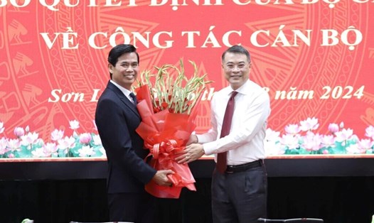 Tân Bí thư Tỉnh ủy Sơn La Hoàng Quốc Khánh (bên trái). Ảnh: Văn Ngọc