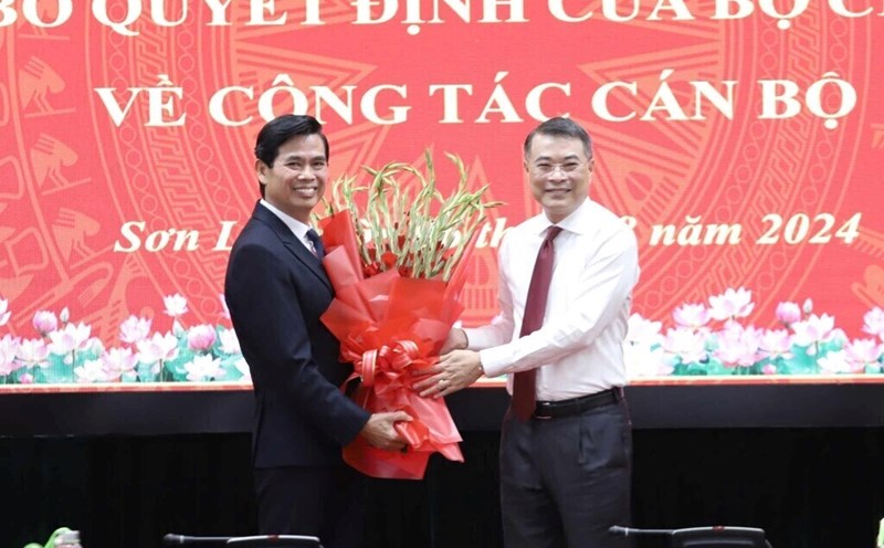 Tân Bí thư Tỉnh ủy Sơn La Hoàng Quốc Khánh (bên trái). Ảnh: Văn Ngọc