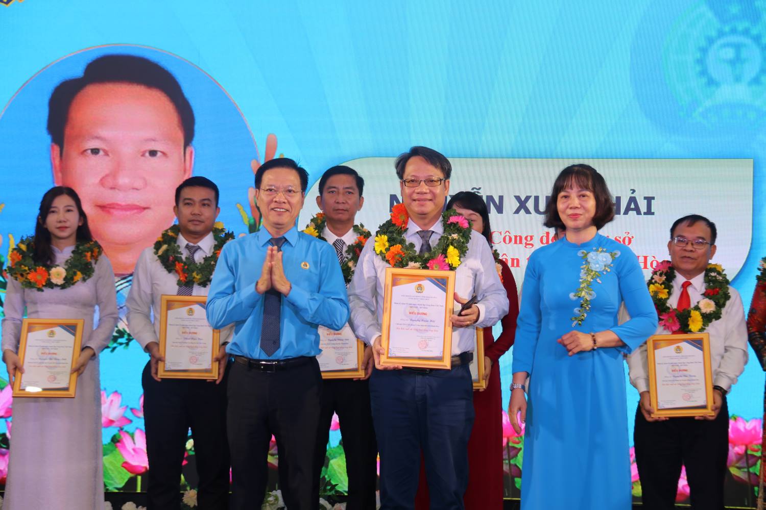 Lãnh đạo LĐLĐ tỉnh và Công đoàn Viên chức tỉnh Khánh Hòa trao hoa, biểu dương cán bộ công đoàn tiêu biểu, xuất sắc. Ảnh: Phương Linh