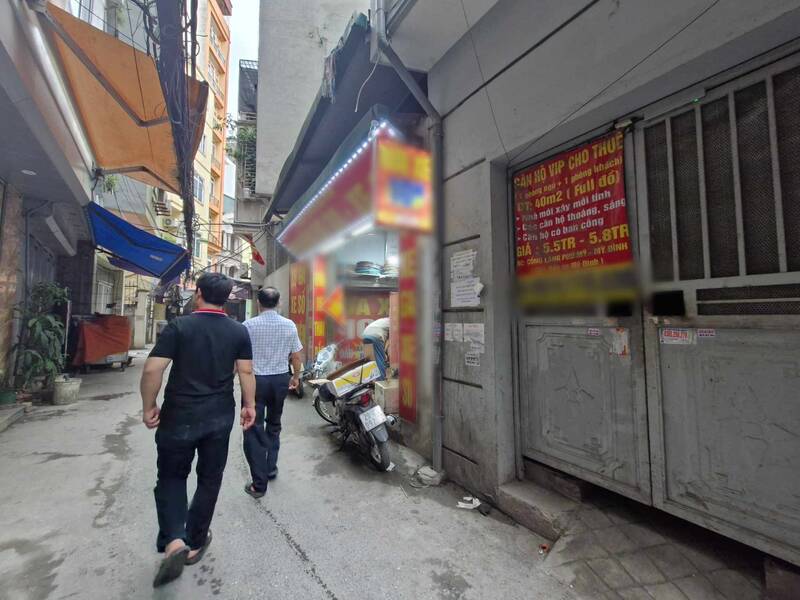 Nhiều phụ huynh tìm nhà trọ tại Hà Nội cho con chuẩn bị nhập học. Ảnh: Thu Giang