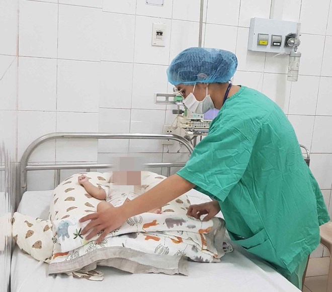 Điều trị bệnh nhi mắc ho gà tại một cơ sở y tế. Ảnh: Hương Giang
