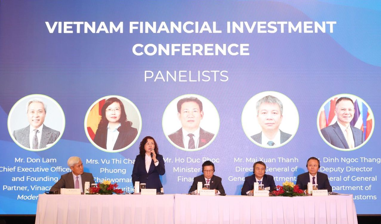 Leaders of the Ministry of Finance and the State Securities Commission share at the Investment Promotion Conference “Vietnam - Your Investment Destination”. 