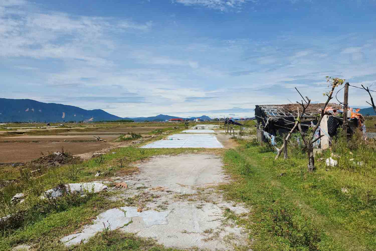 Salt fields largely abandoned in Kỳ Hà Commune. Photo: Trần Tuấn.