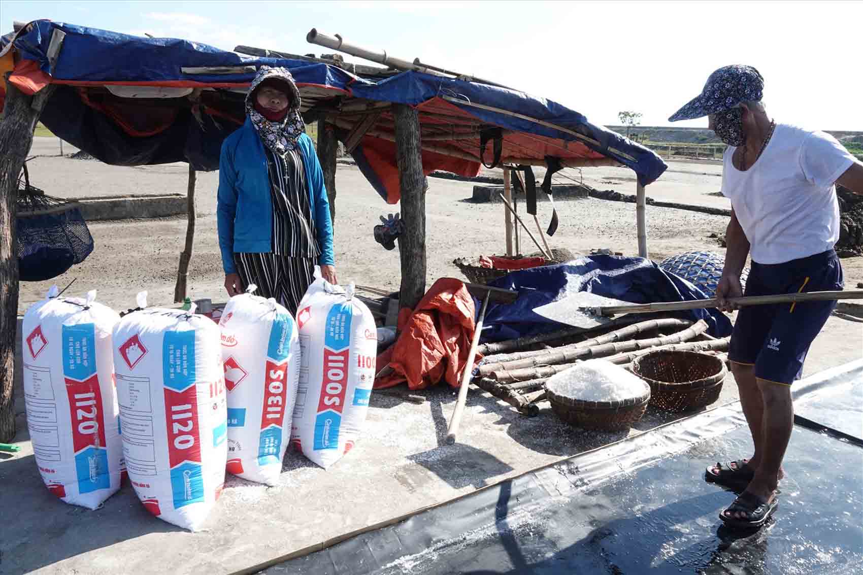 Those who still cling to salt production are mainly elderly individuals. In the photo is a household engaged in salt production in Đỉnh Bàn Commune. Photo: Trần Tuấn.