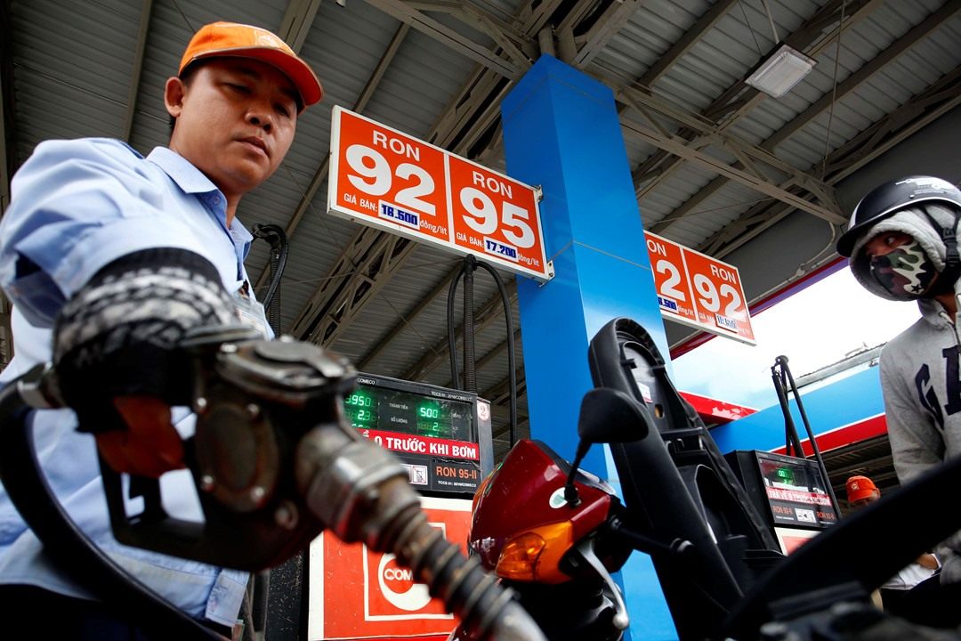 Many ministries and sectors propose abolishing special consumption tax on gasoline. Photo: Nguyễn Phong