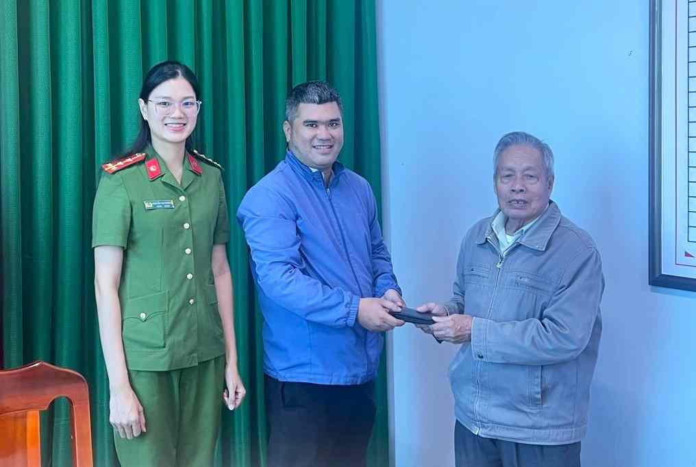 After picking up the wallet, the elderly man immediately went to the Public Security Office to ask for help in finding the owner and returning the property. Photo: NGUYỄN QUÂN