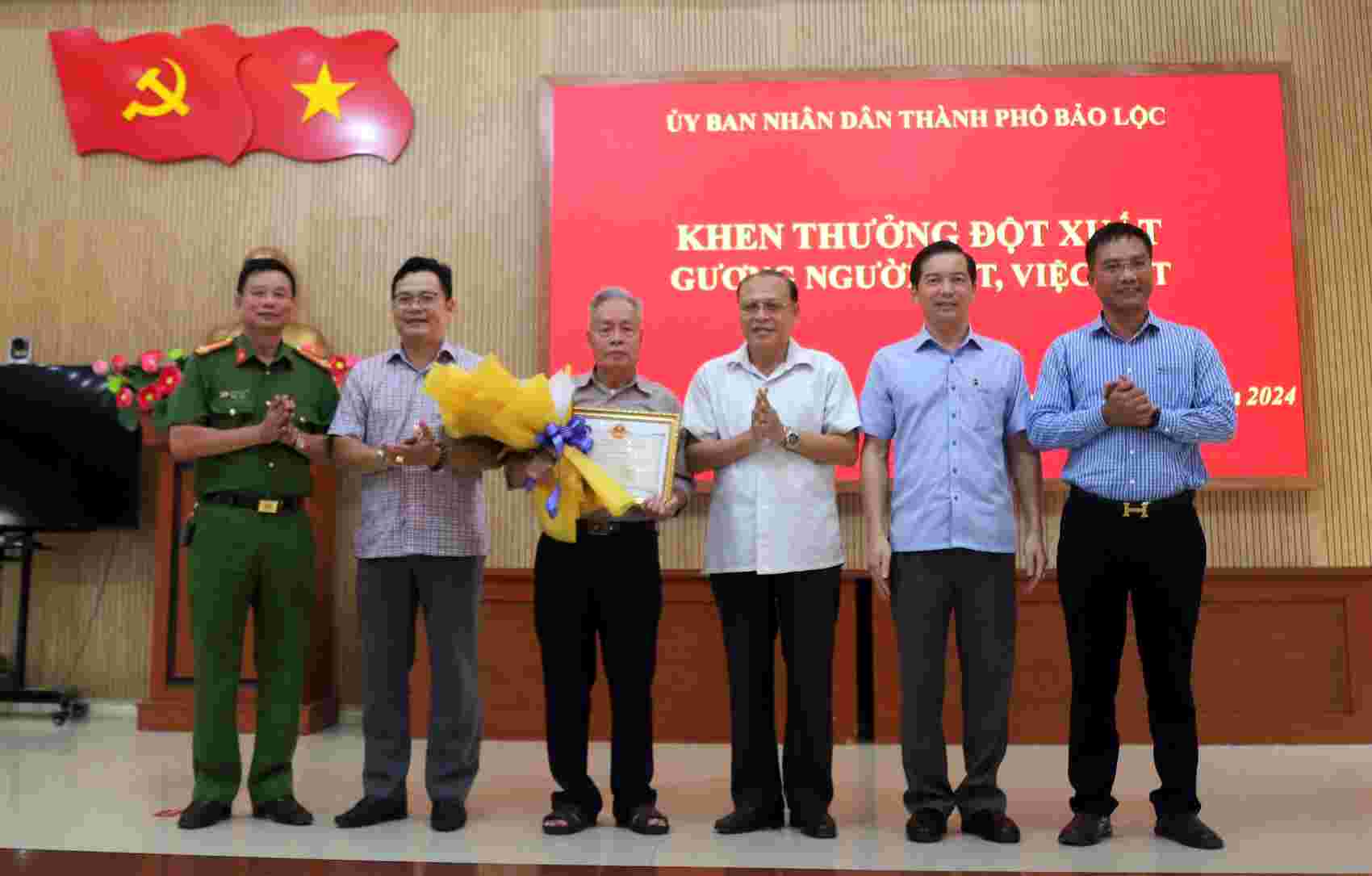 UBND thành phố Bảo Lộc tổ chức khen thưởng cụ ông nhặt được ví tiền liền tìm người trả lại. Ảnh: NGUYỄN QUÂN