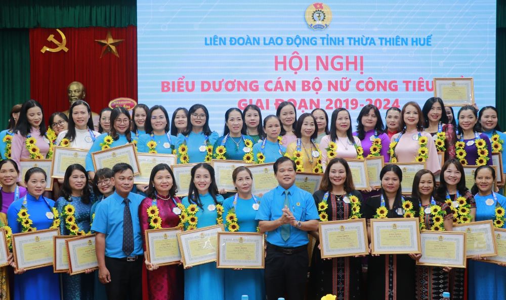 LĐLĐ tỉnh Thừa Thiên Huế biểu dương 75 đoàn viên là cán bộ nữ công tiêu biểu xuất sắc. Ảnh: Phúc Đạt