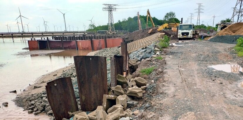 Một đoạn đê biển Đông tỉnh Bạc Liêu sạt lở nghiêm trọng. Ảnh: Nhật Hồ