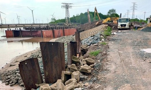 Một đoạn đê biển Đông tỉnh Bạc Liêu sạt lở nghiêm trọng. Ảnh: Nhật Hồ