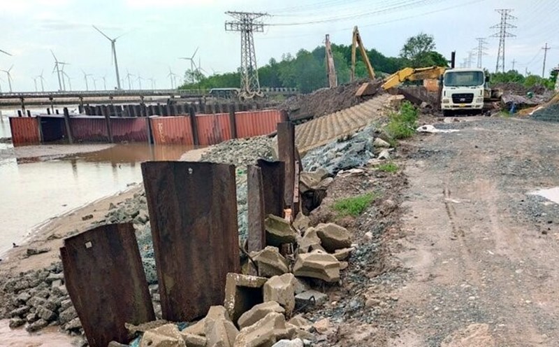 Một đoạn đê biển Đông tỉnh Bạc Liêu sạt lở nghiêm trọng. Ảnh: Nhật Hồ