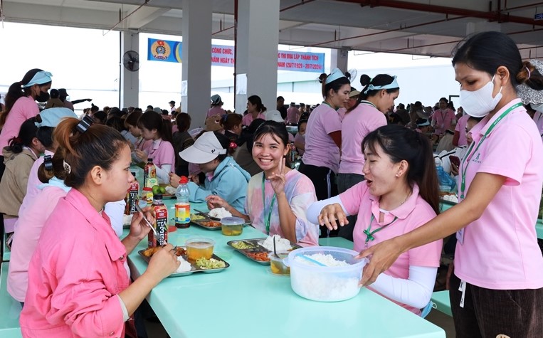 The joy of the female workers when they have a delicious and nutritious meal. Photo: Bảo Trung 