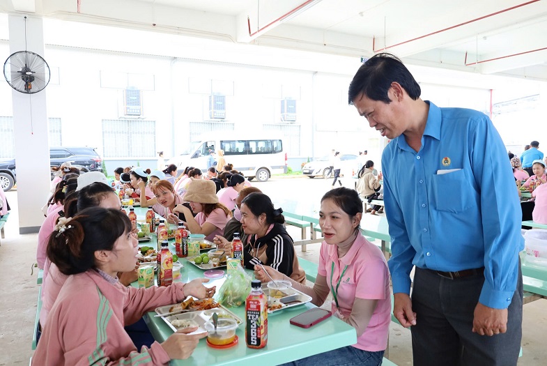Công nhân lao động ở Khu công nghiệp Hòa Phú, tỉnh Đắk Lắk dùng cơm trưa với đủ các món ngon ngay tại doanh nghiệp. Ảnh: Bảo Trung
