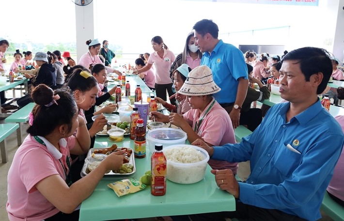 Ông Lê Văn Thành - Chủ tịch LĐLĐ tỉnh Đắk Lắk vừa ăn vừa tìm hiểu cuộc sống của công nhân lao động. Ảnh: Bảo Trung 