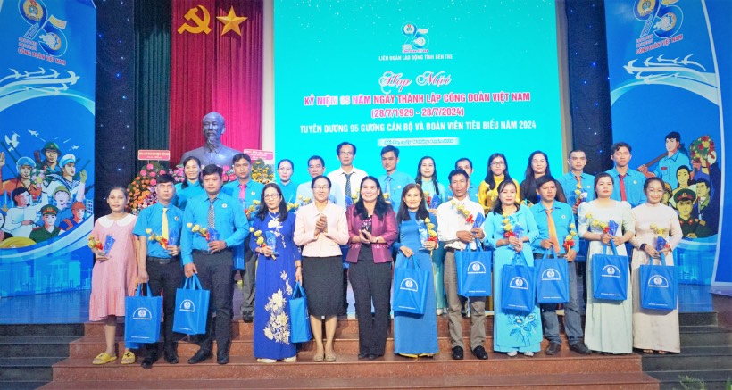 Presenting gifts to outstanding Trade Union members in 2024. Photo: LĐLĐ province of Bến Tre