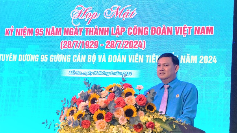 Ông Nguyễn Phúc Linh - Chủ tịch LĐLĐ tỉnh Bến Tre - phát biểu tại buổi họp mặt. Ảnh: LĐLĐ tỉnh Bến Tre