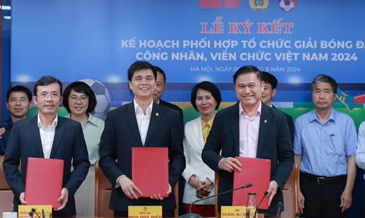 Các ông: Ngọ Duy Hiểu - Phó Chủ tịch Tổng Liên đoàn Lao động Việt Nam; Trần Anh Tú  - Phó Chủ tịch Liên đoàn Bóng đá Việt Nam; Trần Xuân Toàn - Phó Tổng Biên tập Báo Tuổi Trẻ ký kết Kế hoạch phối hợp tổ chức Giải Bóng đá công nhân, viên chức Việt Nam 2024. Hải Nguyễn