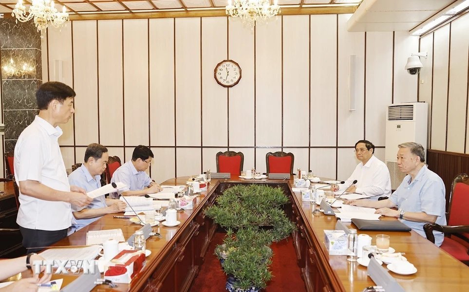 Comrade Nguyễn Duy Ngọc, member of the Party Central Committee, Chief of the Party Central Committee's Office presents a report at the meeting. Photo: Trí Dũng/TTXVN