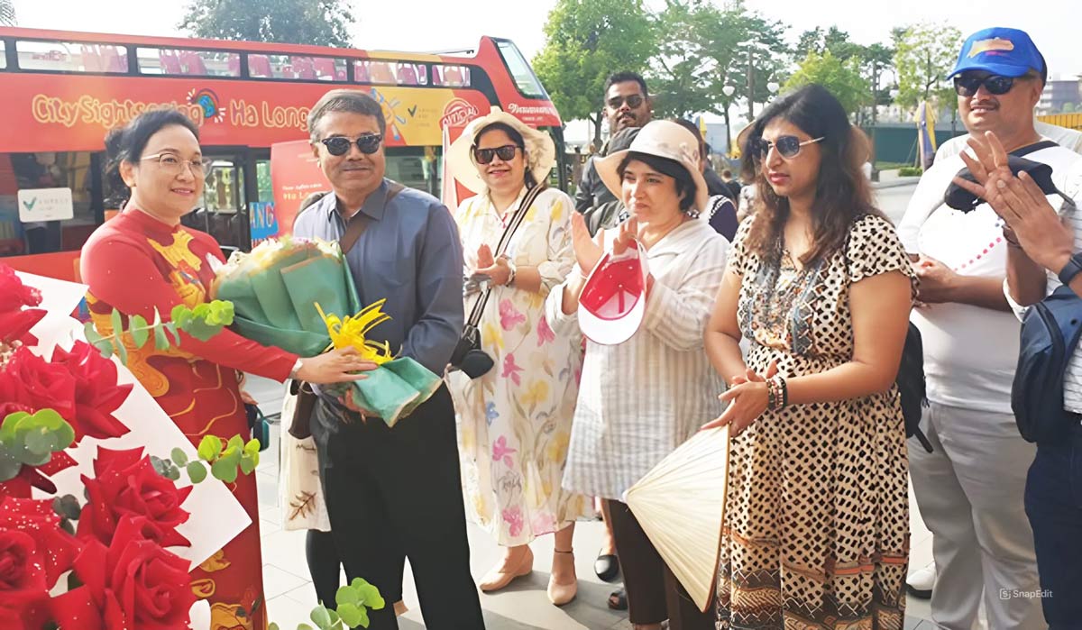 Lãnh đạo Sở Du lịch Quảng Ninh tặng hoa cho đoàn doanh nghiệp du lịch Ấn Độ tại Cảng tàu du lịch quốc tế Hạ Long năm 2023. Ảnh: Nguyễn Hùng