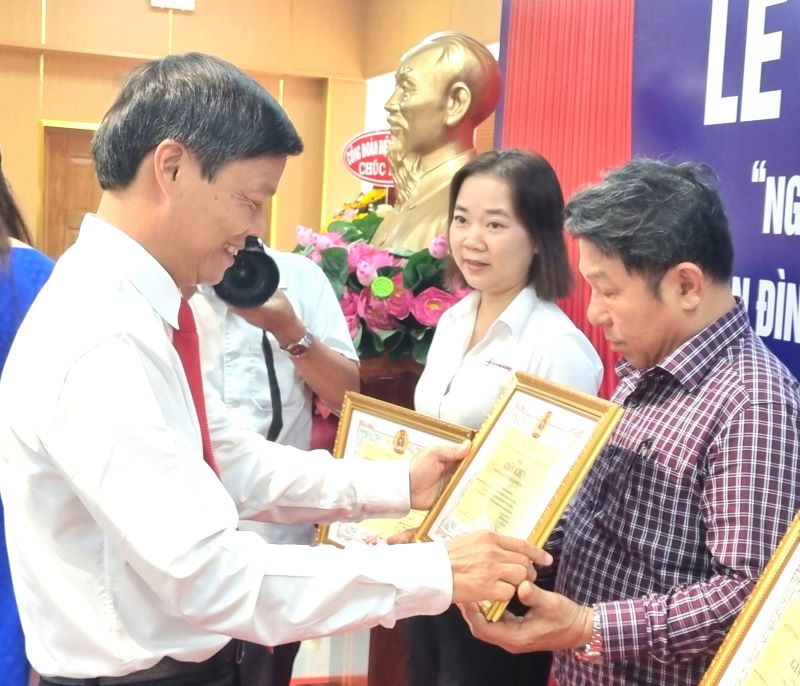 Mr. Le Van Minh - Chairman of the EVNHCMC Trade Union - awards the EVNHCMC Trade Union's certificate of merit to representatives of collectives with many achievements in implementing the project. Photo: Nam Duong