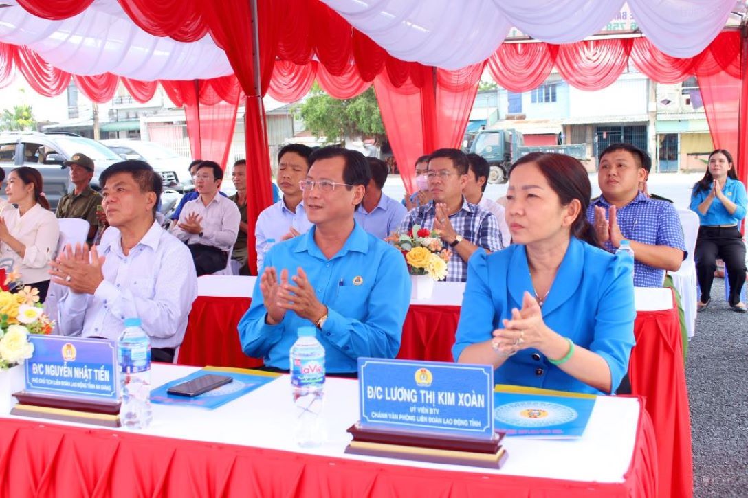 Afternoon 6.8, LĐLĐ of An Giang province organized a ceremony to unveil the provincial-level project at TP Châu Đốc welcoming the 95th anniversary of the founding of the Vietnam Trade Union. Photo: Lâm Điền