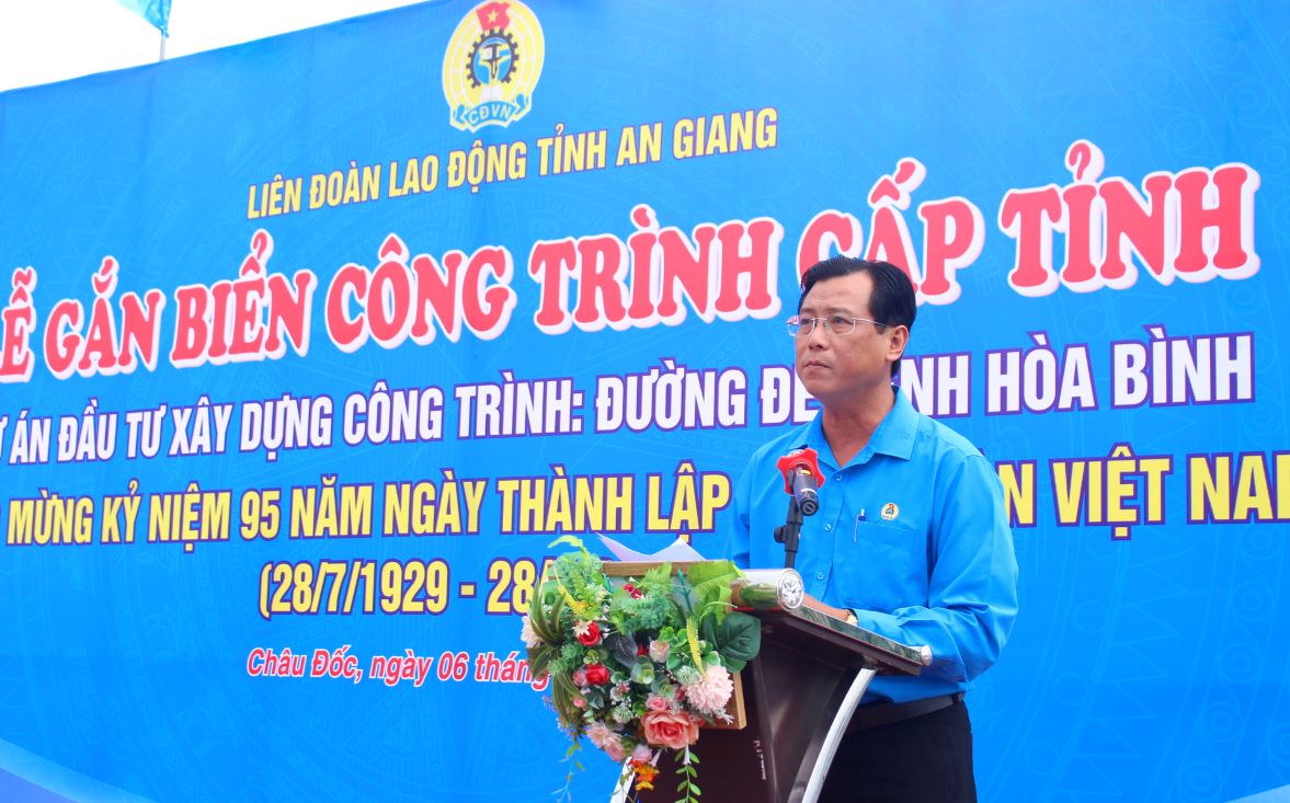 Vice Chairman of LĐLĐ of An Giang province Nguyễn Nhật Tiến delivers a speech at the unveiling ceremony of the project welcoming the 95th anniversary of the Vietnam Trade Union. Photo: Lâm Điền