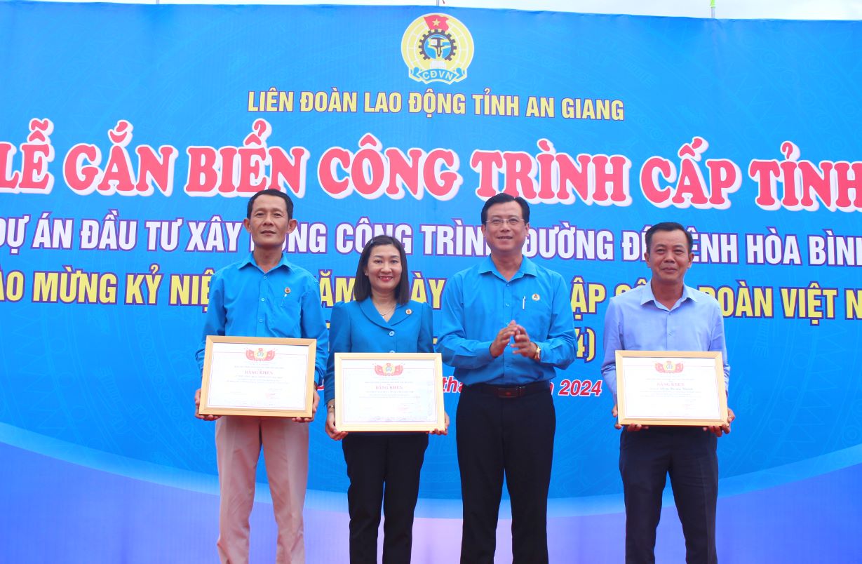 Phó Chủ tịch LĐLĐ tỉnh An Giang Nguyễn Nhật Tiến trao 3 Bằng khen LĐLĐ tỉnh cho 2 tập thể, 1 cá nhân có thành tích xuất sắc trong hoàn thành công trình “Đường đê kênh Hòa Bình“. Ảnh: Lâm Điền 