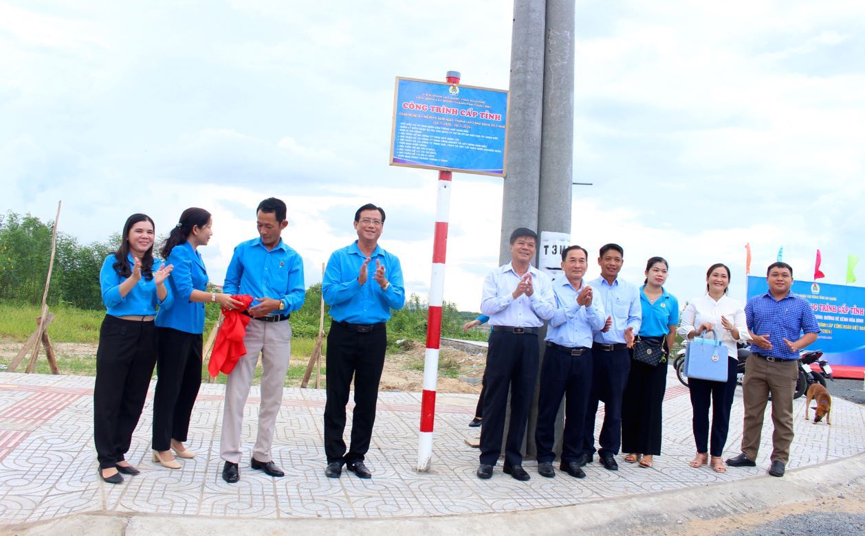 Delegates perform the unveiling ceremony of the project welcoming the 95th anniversary of the Vietnam Trade Union. Photo: Lâm Điền