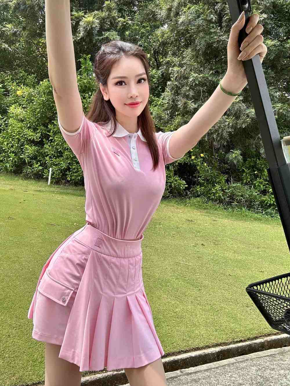 The unique golf outfits of former model Đào Lan Phương. Photo: Facebook of the person.