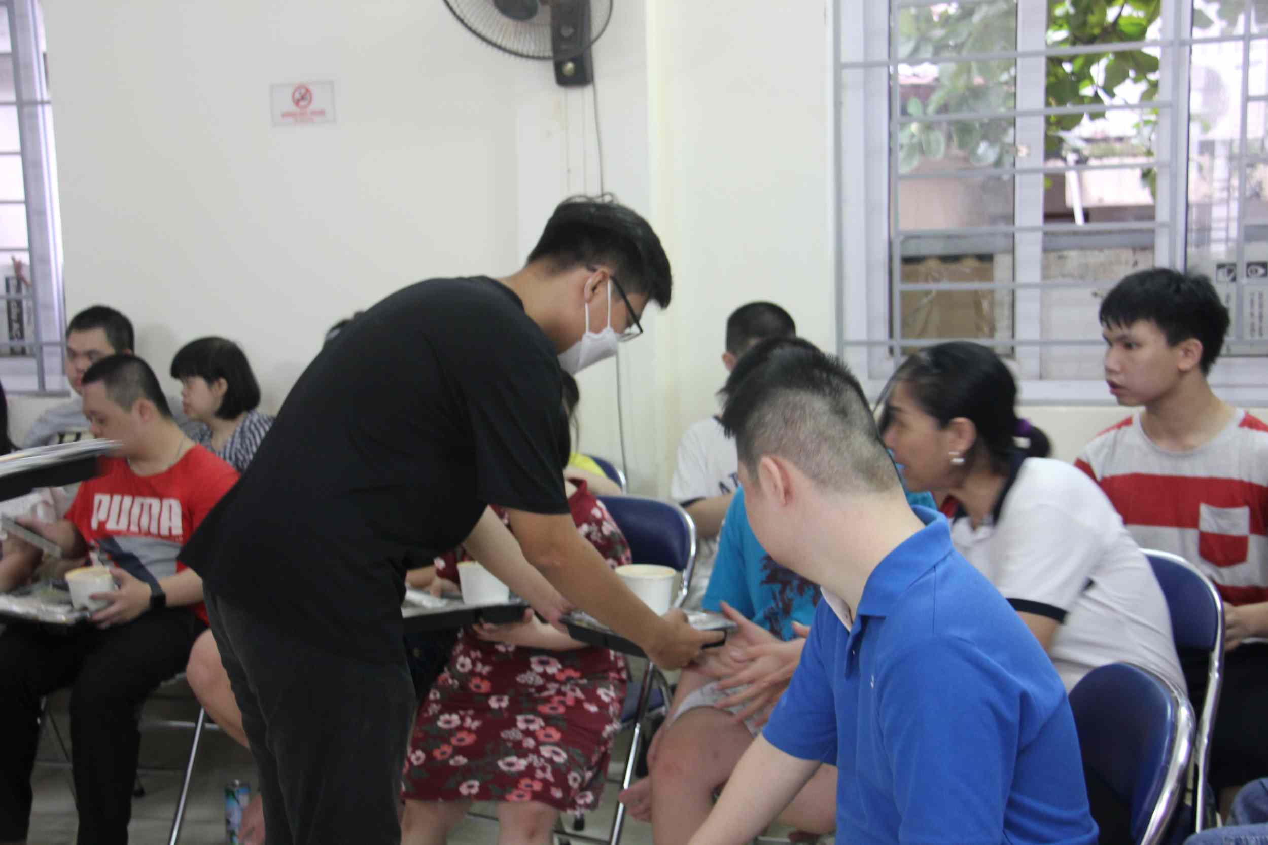 Hoạt động đưa đồ ăn tới người gặp khó khăn ở Hà Nội. Ảnh: Hà My