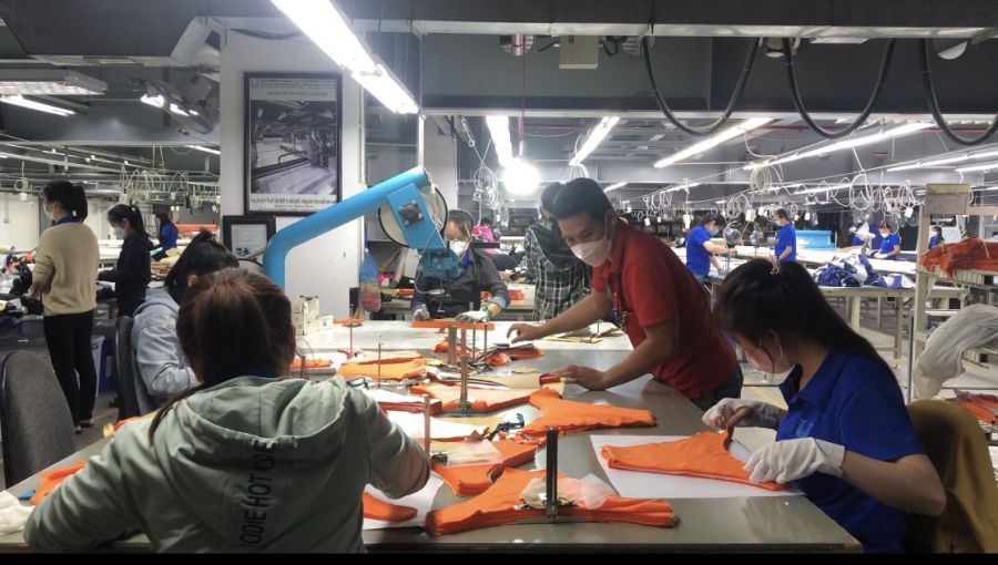 Công nhân Công ty TNHH May mặc Đồ bơi Thống Nhất vào ca làm việc. Ảnh: Phương Linh