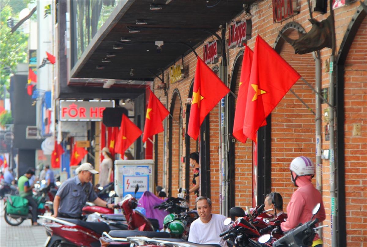 TPHCM đề nghị cơ quan, đơn vị, người dân treo cờ Tổ quốc trong 4 ngày nghỉ lễ 2.9.  Ảnh: Anh Tú
