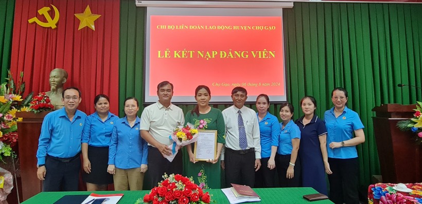 Chi bộ LĐLĐ huyện Chợ Gạo (tỉnh Tiền Giang) tổ chức kết nạp đảng viên cho đồng chí Trịnh Thị Thanh Tuyền. Ảnh: Huỳnh Ngân
