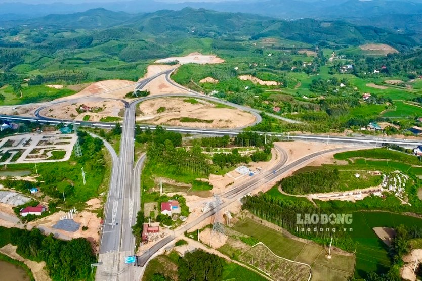 Cung đường nối vào Khu công nghiệp lớn nhất Lạng Sơn ở huyện Hữu Lũng đang dần hình thành. Ảnh: Việt Bắc.