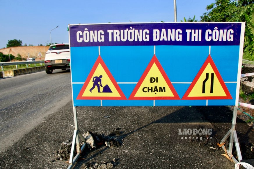 Biển cảnh báo được đặt ở đầu khu vực công trình thi công.